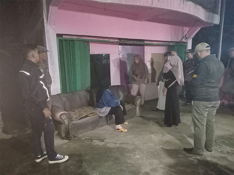 Personel Satpol PP PKP Kuansing, melakukan razia pekat ke beberapa titik di wilayah Kelurahan Sungai Jering Kecamatan Kuantan Tengah, Sabtu (18/1/2025) malam.