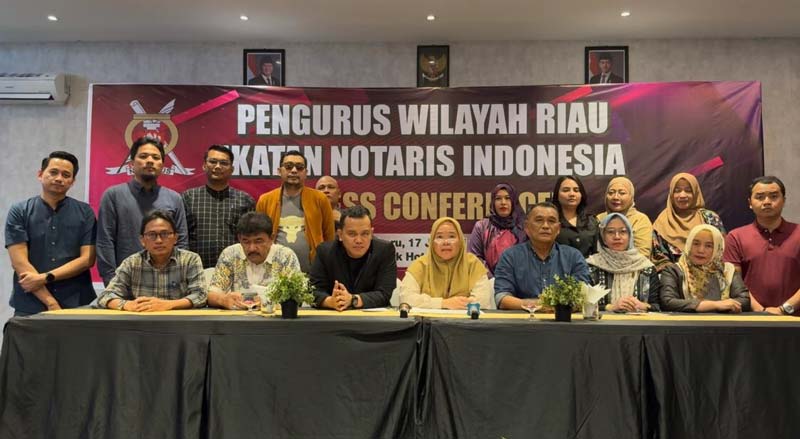 Para Pengurus Wilayah (Pengwil) Ikatan Notaris Indonesia (INI) Riau saat konferensi pers di Hotel Prime Park, Pekanbaru, Jumat (17/1/2025).