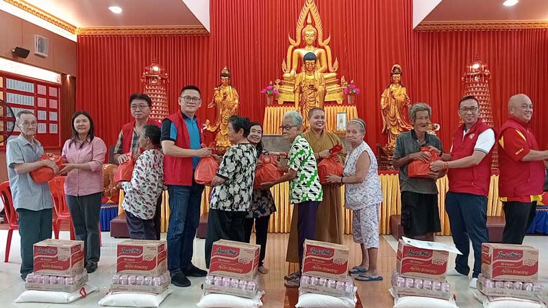 Ketua IKTS Pekanbaru Tohan (empat kiri) bersama jajaran perwakilan PBBI menyerahkan paket Imlek kepada warga Tionghoa prasejahtera di  Selatpanjang