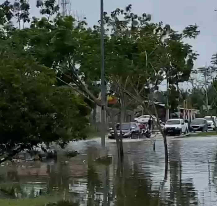 Pengemudi kendaraan berupaya melintasi Jalan Sultan Syarif Hasyim Pangkalan Kerinci tak jauh kantor Bupati Pelalawan yang diremdam banjir.