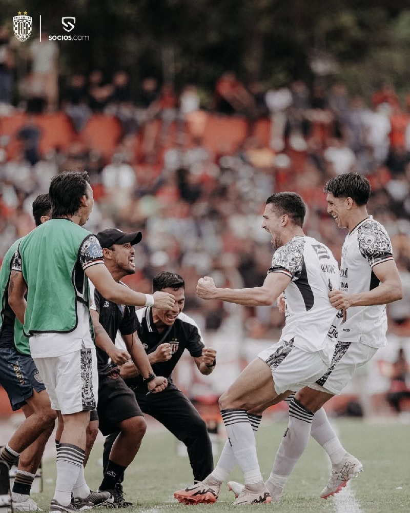 Pemain Bali United meluapkan kegembiraan usai membobol gawang tuan rumah Semen Padang FC dalam lanjutan Liga 1 di Stadion H Agus Salim Padang, Senin (20/1/2025).