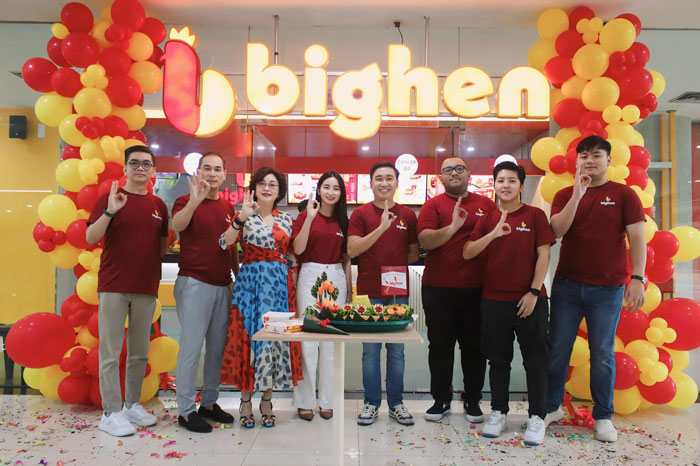 Pemilik Bighen Cabang Pekanbaru Sabrina Putri Salim (tengah) didampingi kedua orang tua Mariyana (tiga kiri )dan Sarkawi Lim (dua kiri) foto bersama usai grand opening gerai Bighen Pekanbaru