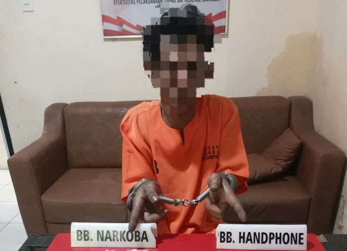JA (39), terduga pengedar narkoba di Dusun II Desa Pancuran Gading, Kecamatan Tapung, Kabupaten Kampar saat ditahan di Polres Kampar.