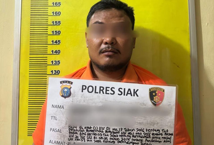 AP (30), pelaku pencabulan terhadap anak di bawah umur menjalani penyidikan di Polsek Kandis, Siak, Senin (20/1/2025).