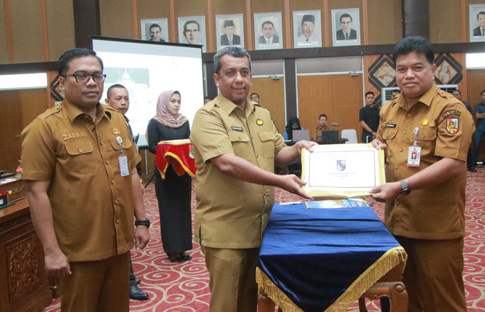 Pj Wako Pekanbaru Roni Rakhmat saat penyerahan DPA kepada OPD di lingkungan Pemko Pekanbaru, Senin (20/1/2025).