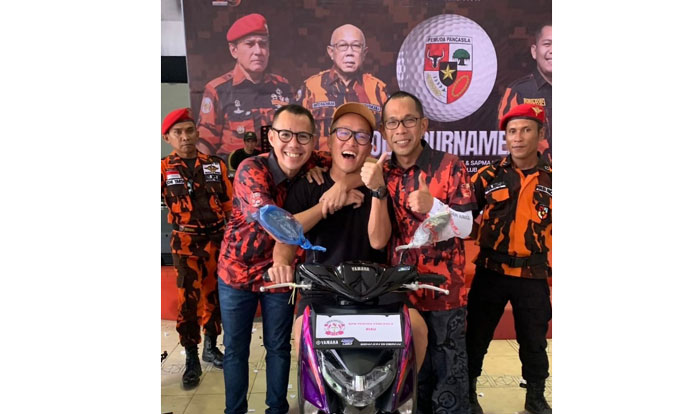 Sekretaris MPW Pemuda Pancasila Provinsi Riau, Victor Yonathan (kanan) foto bersama pemenang sepeda motor, di Labersa Golf and Country Club pada Ahad (19/1/2025).