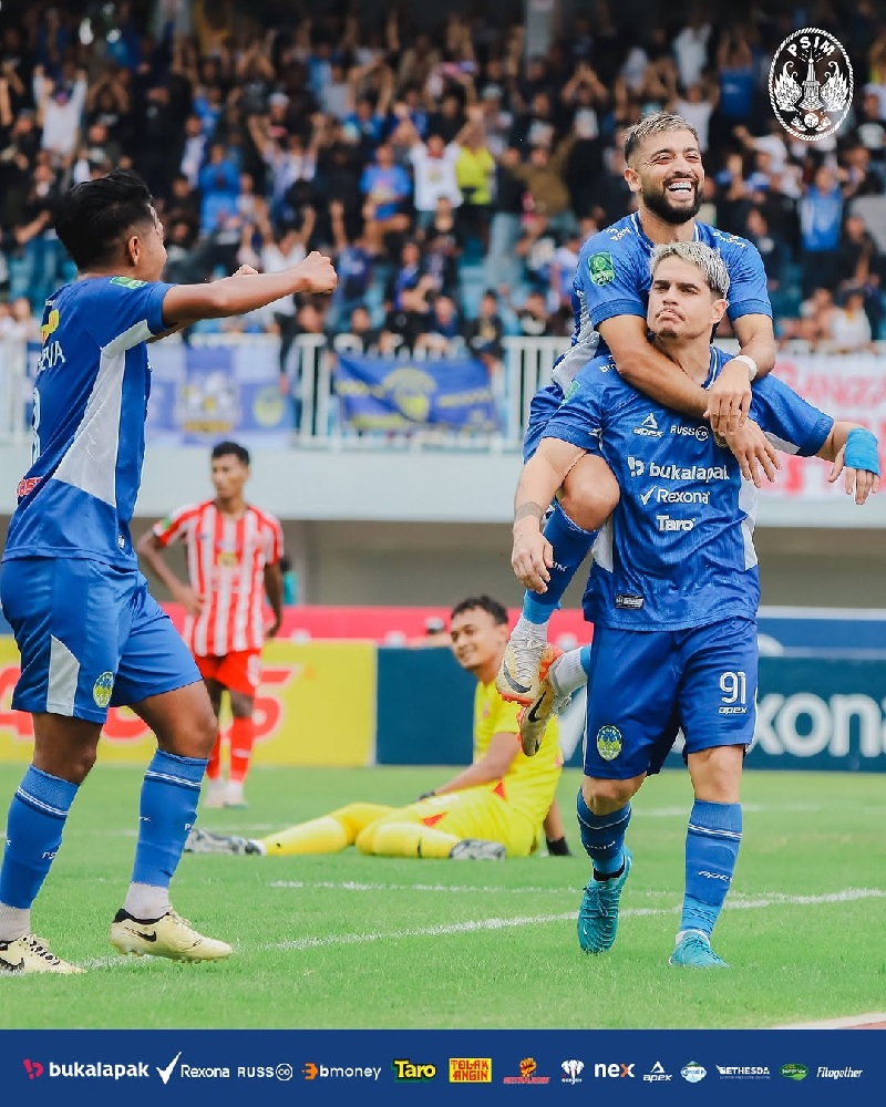 Penyerang PSIM Jogja Rafinha (kanan bawah) merayakan gol ke gawang Deltras Sidoarjo bersama Omid Popalzay pada laga perdana Babak 8 Besar Grup X Liga 2.