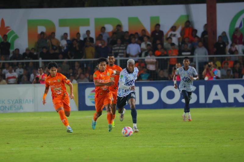 Jhon Edy Mena saat membawa bola pada laga PSPS vs Persiraja di Babak 8 Besar di Stadion H. Dimurthala, Banda Aceh pada Senin (20/1/2025) malam.