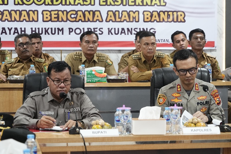 Bupati Kuansing Dr H Suhardiman Amby MM bersama Kapolres AKBP Angga Febrian Herlambang SIK SH rapat pembahasan antisipasi dan penanganan banjir di Mapolres Kuansing, Senin (20/1/2025).