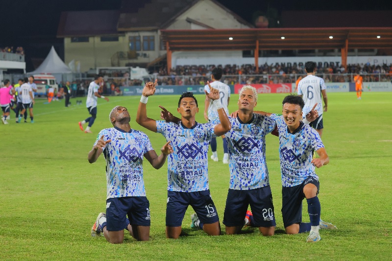 Pemain PSPS saat melakukan selebrasi usai menjebol gawang Persiraja Banda Aceh di Stadion H Dimurthala, Lampineung, Banda Aceh, Senin (20/1/2025) malam.