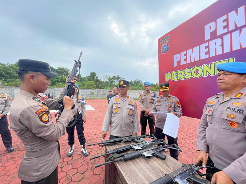 Kapolres Rohul AKBP Budi Setiyono SIK MH menyaksikan pengecekan dan pemeriksaan senpi personel di Lapangan Apel Mapolres Rohul, Selasa (21/1/2025).