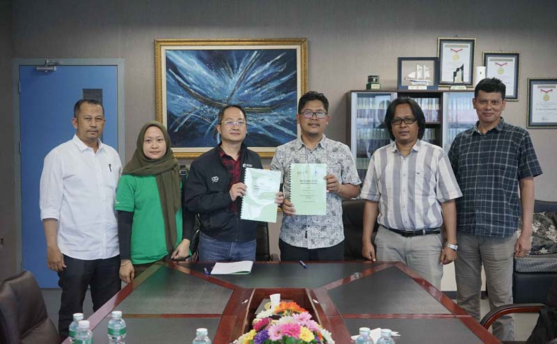 Manager Marketing Mahkota Medical Center Mr Neo Peng Son dan jajaran foto bersama Direktur Utama Riau Pos Ahmad Dardiri dan jajaran usai penandatanganan MoU di Kantor Riau Pos, Senin (20/1/2025).