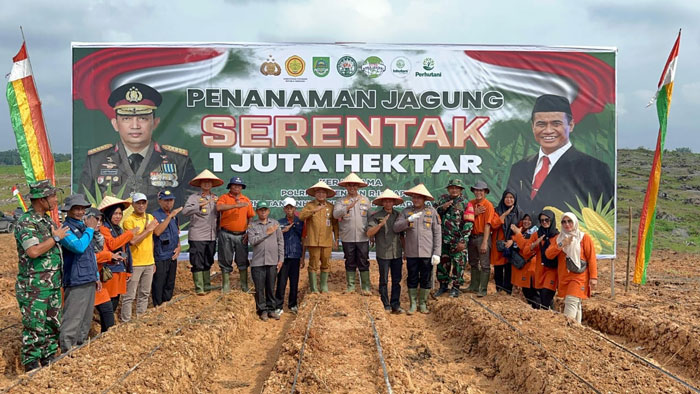 Asisten II Setda Rohul Drs H Ibnu Ulya MSi didampingi Kapolres Rohul AKBP Budi Setiyono SIK MH foto bersama usai sukses penanaman jagung serentak 1 juta hektare di Lahan PT SAI Desa Teluk Aur