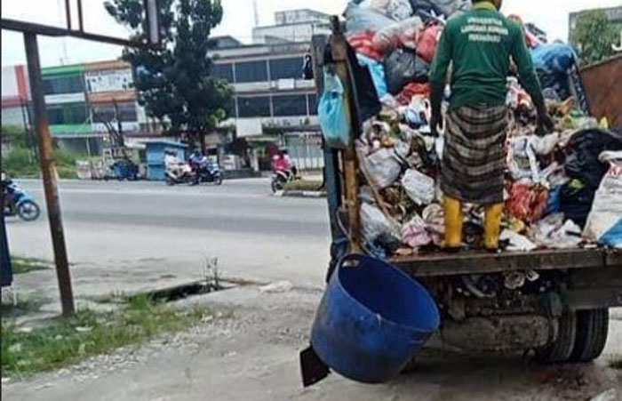 Petugas saat melakukan proses angkut sampah TPS Jalan HR Soebrantas, semula sampah menumpuk, kini mulai tampak bersih, dan diharapkan konsisten dalam jam angkutnya.