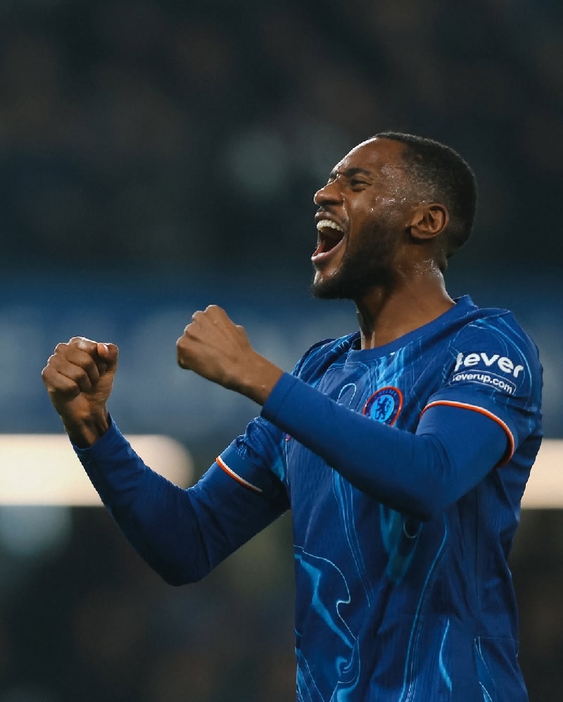 Pemain bertahan Tosin Adarabioyo melakukan selebrasi usai mencetak gol pembuka Chelsea ke gawang Wolves di Stamford Bridge dalam lanjutan Premier League.