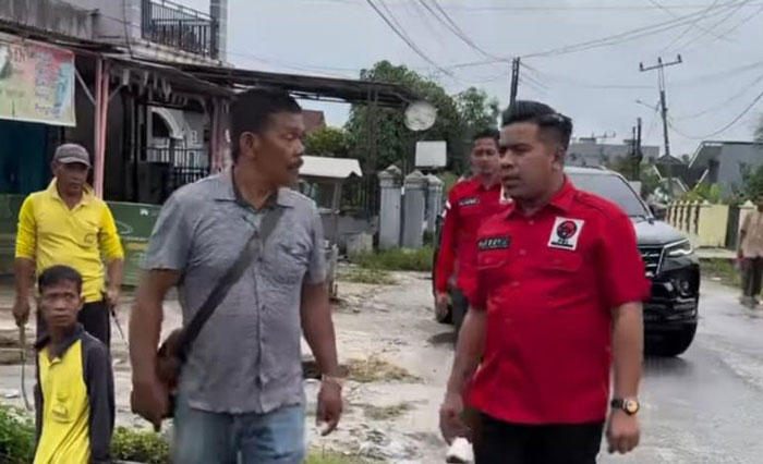 Anggota Komisi IV DPRD Pekanbaru Zulkardi saat turun lokasi banjir dan bergotongroyong bersama warga Jalan M Nur, Kelurahan Limbungan, Rumbai.