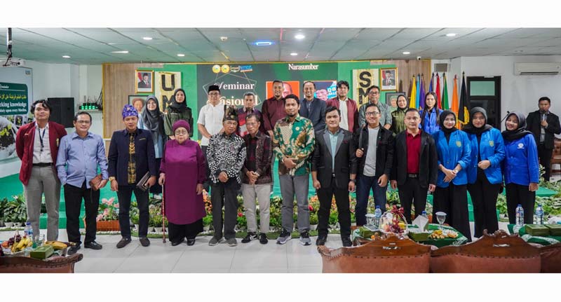 Para pemimpin Umri dan pembicara foto bersama usai seminar nasional Fakultas Hukum Umri, Selasa (21/1/2025).