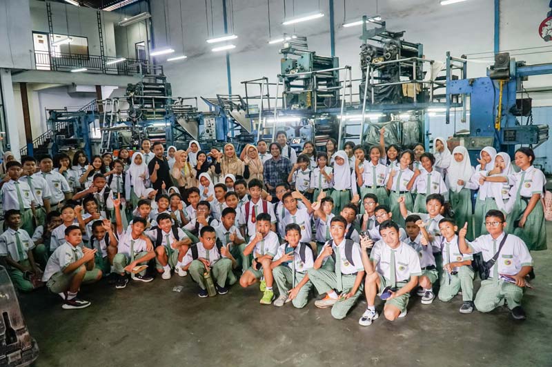 Rombongan pelajar SMP Global Andalan didampingi para guru foto bersama Wapemred Riaupos.co Eka Gusmadi Putra dan Redpel Riau Pos Syahrul Mukhlis saat berkunjung ke&nbsp;redaksi&nbsp;Riau Pos, Selasa (21/1/2025)