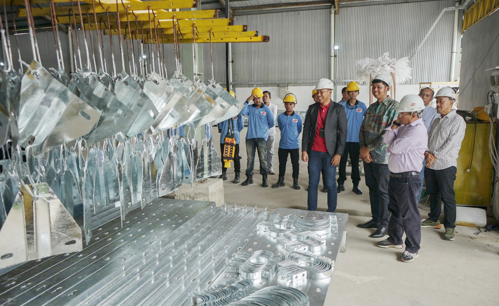 Direktur PT KAP Yogi Kurnia beserta jajaran tamu undangan melihat produk yang dihasilkan di pabrik PT KAP saat Peresmian Hot Dip Galvanize di Jalan Lintas Sumatera KM 19 Kel Kulim Kec Tenayan Raya  Kota Pekanbaru, Rabu (22/1/2025).