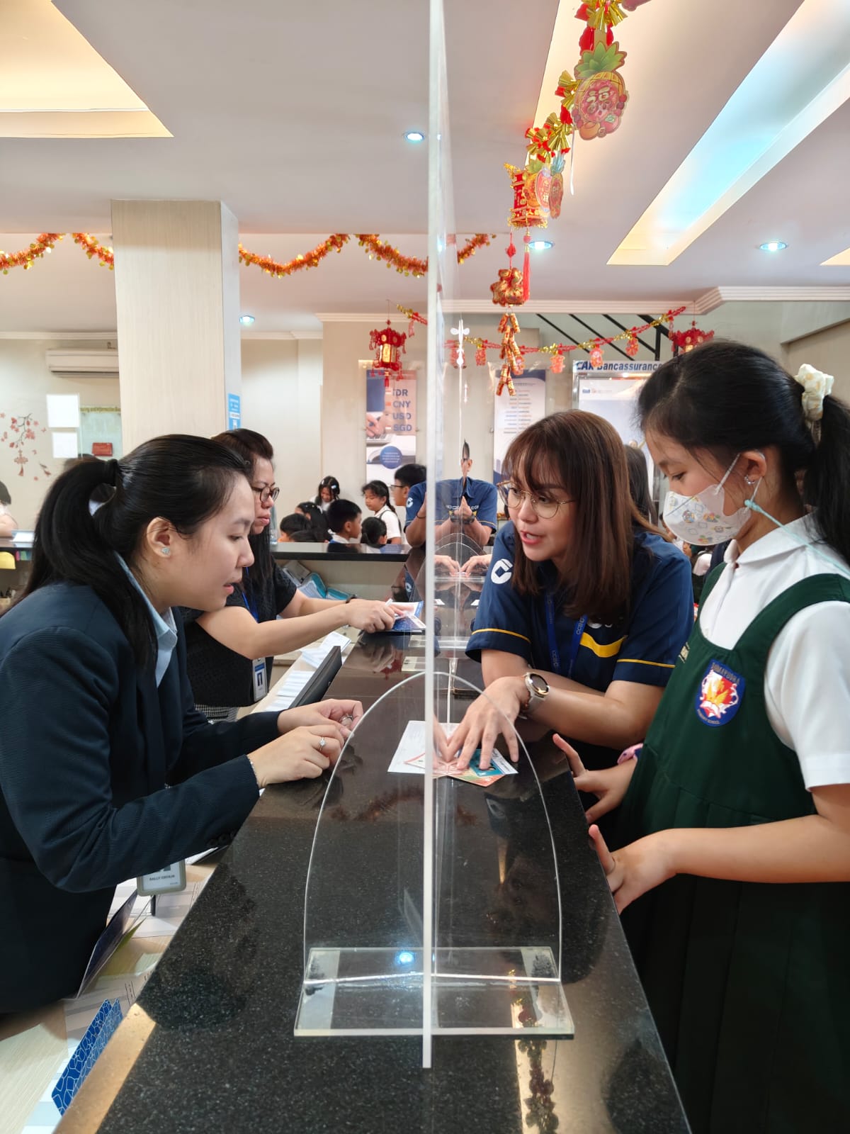 Murid SD Darma Yudha melakukan simulasi menabung di Bank CCB Pekanbaru, Selasa (21/1/2025).