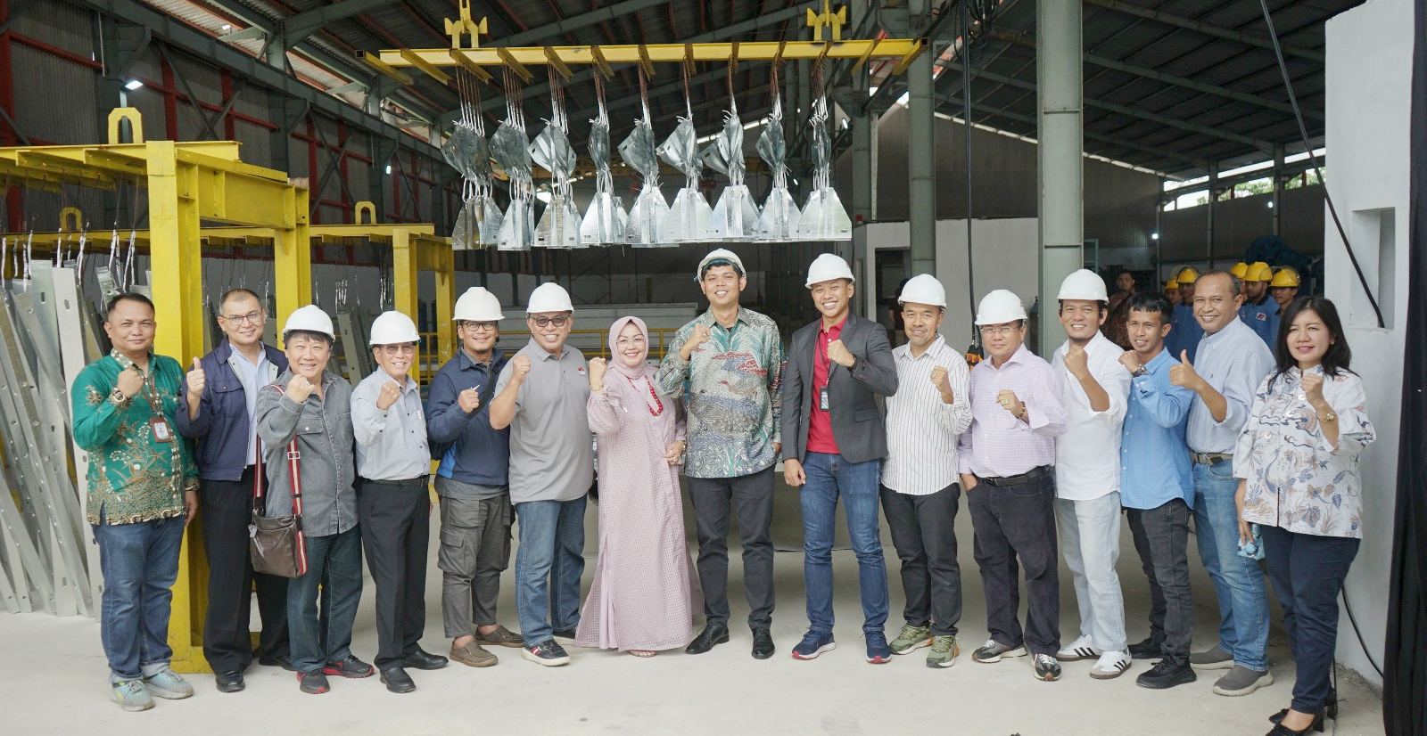 Direktur PT KAP Yogi Kurnia (tengah), bersama Manajer Pemasaran PT PLN (Persero) Wilayah Riau dan Kepulauan Riau, Syahri Mara Bagyo (tujuh kanan), Deputi CEO Asosiasi Galvanis Indonesia, Zulkarnain Djalal (enam kiri), Asosiasi Kontraktor Listrik Inonesia