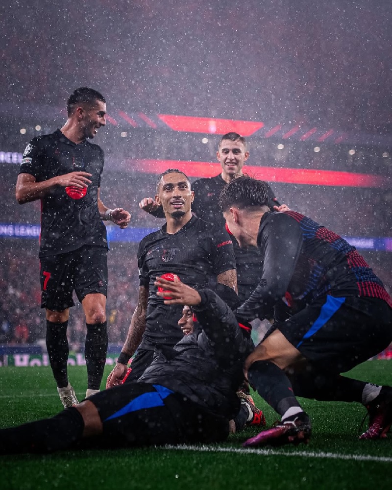 Pemain Barcelona melakukan selebrasi usai membobol gawang Benfica dalam drama sembilan gol di Estadio da Luz pada matchday ketujuh Liga Champions.