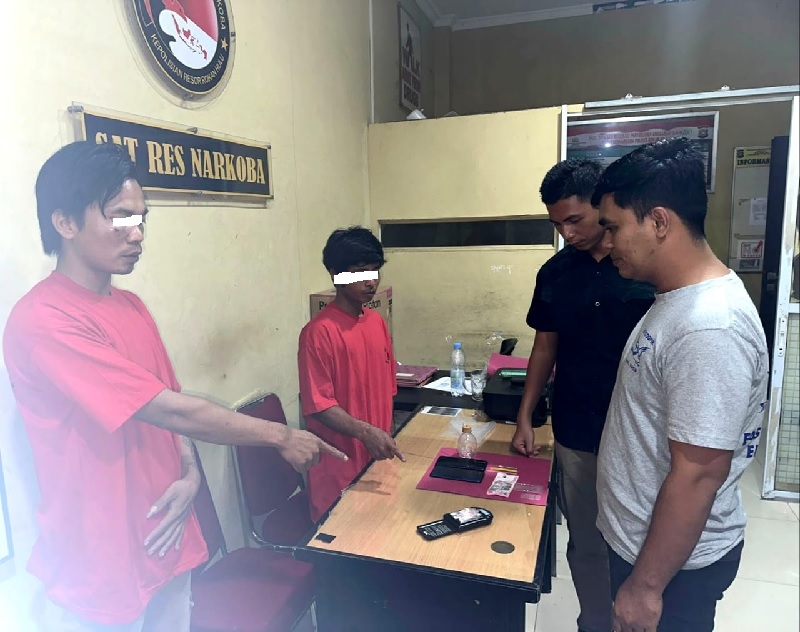 Dua tersangka pengedar narkotika jenis sabu inisial ANT dan MA beserta barang bukti sabu sebanyak 24 paket narkotika Jenis sabu diamankan Satuan Resnarkoba Polres Rohul, Selasa (21/1/2025).