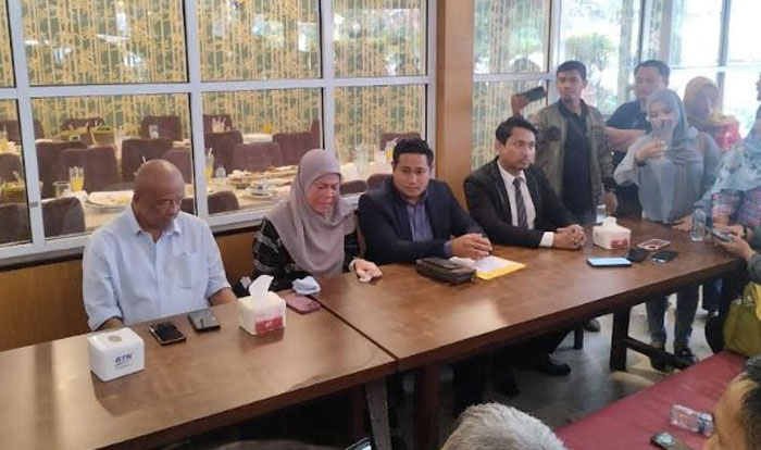 Weni Mulyono didampingi kuasa hukumnya tidak bisa menahan tangis saat memberikan keterangan kepada wartawan tentang anaknya yang trauma akibat tindak aniaya, Rabu (22/1/2025).