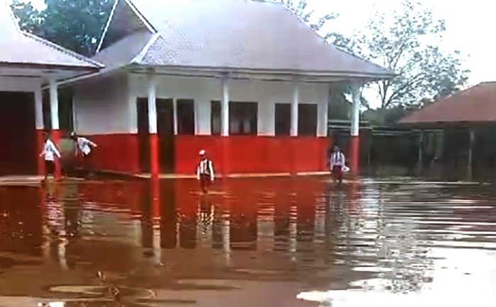 Para murid SDN 002 Desa Ransang Kecmaatan Di Pelalawan dipulangkan dampak banjir yang makin parah sehingga KBM tatap muka diliburkan, Rabu (22/1/2025)