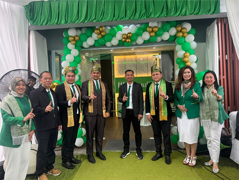 Petinggi Mandiri Manulife saat gran opening Kantor Pemasaran di Pekanbaru, Kamis (23/1/2025).