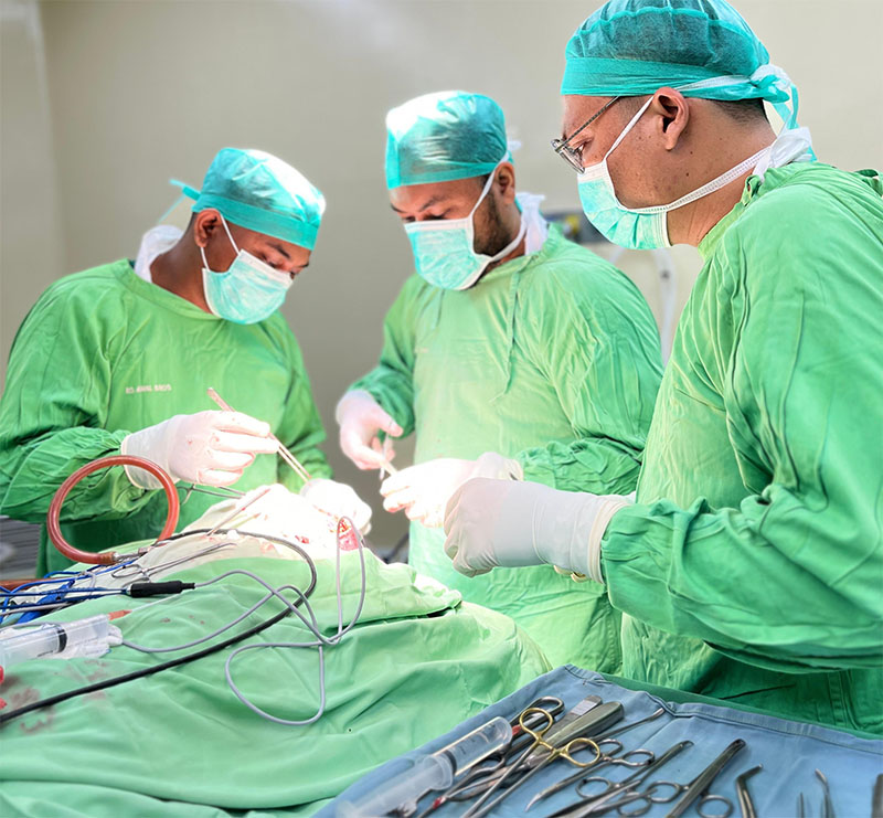 Dokter saat melakukan operasi saraf pertama di RS Awal Bros Ujung Batu.