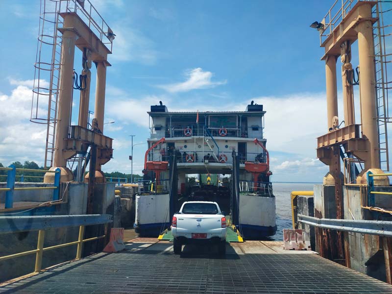 Satu unit mobil dinas menaiki Kapal Ro-Ro dari Dermaga Sungai Selari-Telaga Punggur, Batam, belum lama ini.