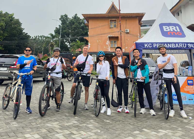 Departement Head Funding and Sales Ecosystem BRI RO Pekanbaru Martua C Saragih (tiga kiri) dan jajaran berfoto bersama
