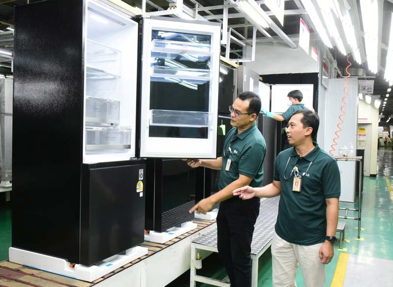 Produksi Kulkas LG InstaView, model bottom freezer di fasilitas produksinya yang berlokasi di Legok, Tangerang, Senin (20/1/2025).