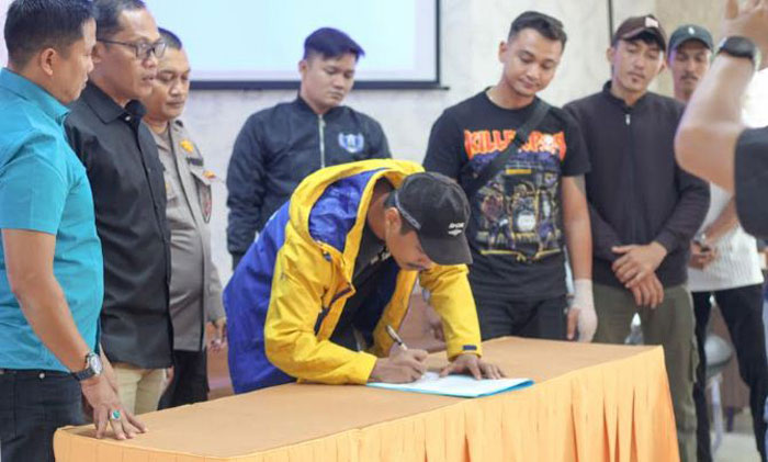 Ketua Umum Asykar Theking Irvannanda saat melakukan penandatanganan pakta integritas bersama Polresta Pekanbaru, Kamis (23/1/2025).