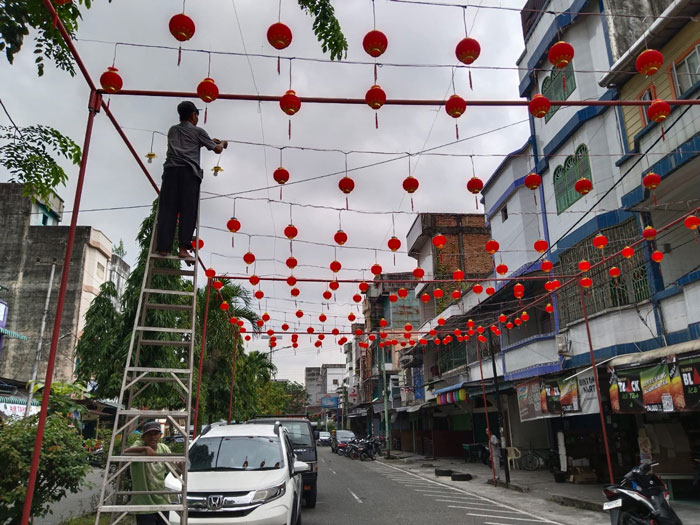 Warga sedang memasang lampion, guna menyemarakkan suasana pergantian tahun baru imlek di Bagansiapiapi.