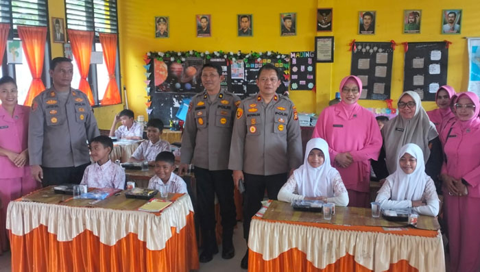 Polres Kuansing melakukan aksi pemberian makanan bergizi gratis di SDN 001 Muara Lembu, Kecamatan Singingi, Kamis (22/1/2025).