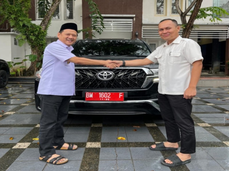 Kabid Pengelolaan Aset BPKAD Kabupaten Kampar Yafrizal (kanan) menyerahkan satu unit mobil Toyota Land Cruiser kepada Pj Bupati Kampar Hambali di Balai Bupati Kampar.