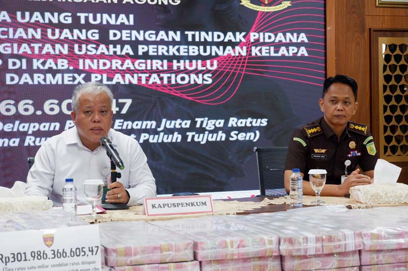 Kepala Pusat Penerangan Hukum Kejaksaan Agung&nbsp;Hari Siregar (kiri) saat memberikan keterangan pers terkait penyitaan Rp301 miliar dari lima perusahaan grup PT Duta Palma di Kantor&nbsp;Kejagung, Jakarta