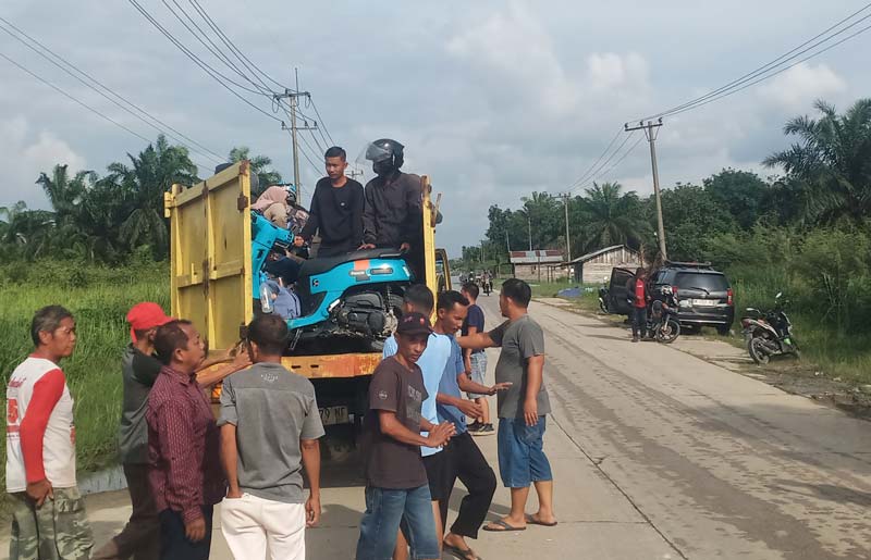 Sejumlah pengendara sepeda motor memanfaatkan jasa angkutan mobil towing untuk melintasi Jalan Lintas Timur Km 83 Desa Kemang, Kecamatan Pangkalan Kuras