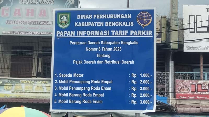 Plang tarif parkir resmi dipasang petugas UPT Parkir Dishub Kecamatan Mandau di Jalan Jenderal Sudirman, beberapa waktu lalu.