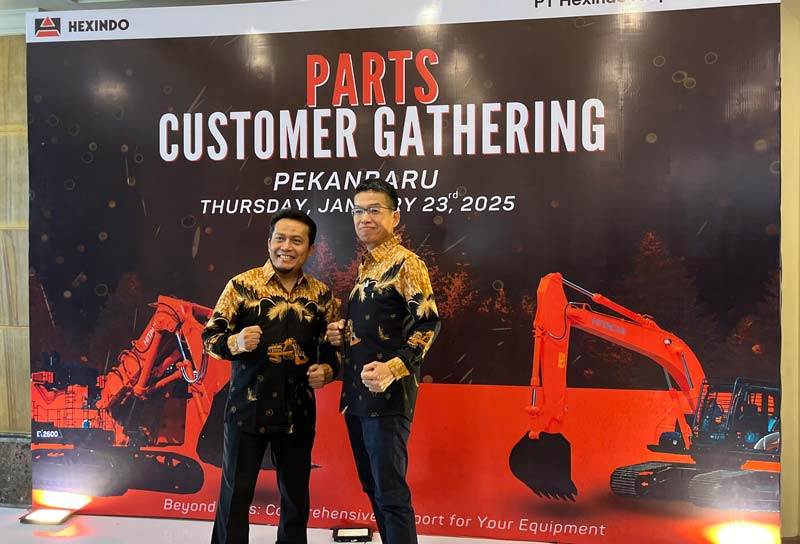 Direktur Product Support PT Hexindo Adiperkasa Tbk Teru Karahashi didampingi Service Sales Support Division Head Binar Yustanto berfoto bersama