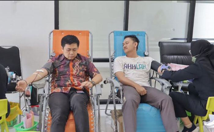 Direktur PDAM Tirta Siak Agung Anugrah terlihat mengikuti kegiatan donor darah yang berlangsung di PP Tirta Madani, Jumat (24/1/2025).