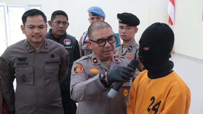 Jajaran Polres Kepulauan Meranti blender barang bukti 1,3 Kg sabu dan 50 ekstasi di depan tersangka bersama sejumlah pihak pihak terkait di Mapolres, Raya Gogok Darussalam, Jumat (24/01/25) pagi