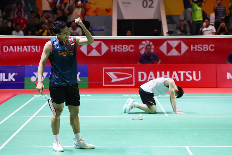Jonatan Christie melaju ke babak final usai menang saat bertanding melawan pebulutangkis Cina Taipe Wang Tzu Wei pada babak semi final Daihatsu Indonesia Masters 2025 di Istora Senayan, Sabtu (25/1)