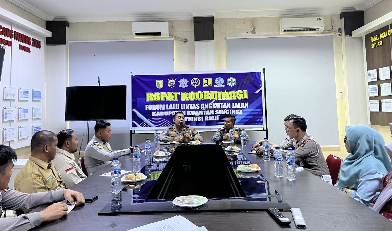 Satlantas Polres Kuansing bersama stakeholder terkait rapat antisipasi lakalantas di masa libur panjang, di Telukluantan, Jumat (24/1/2025).