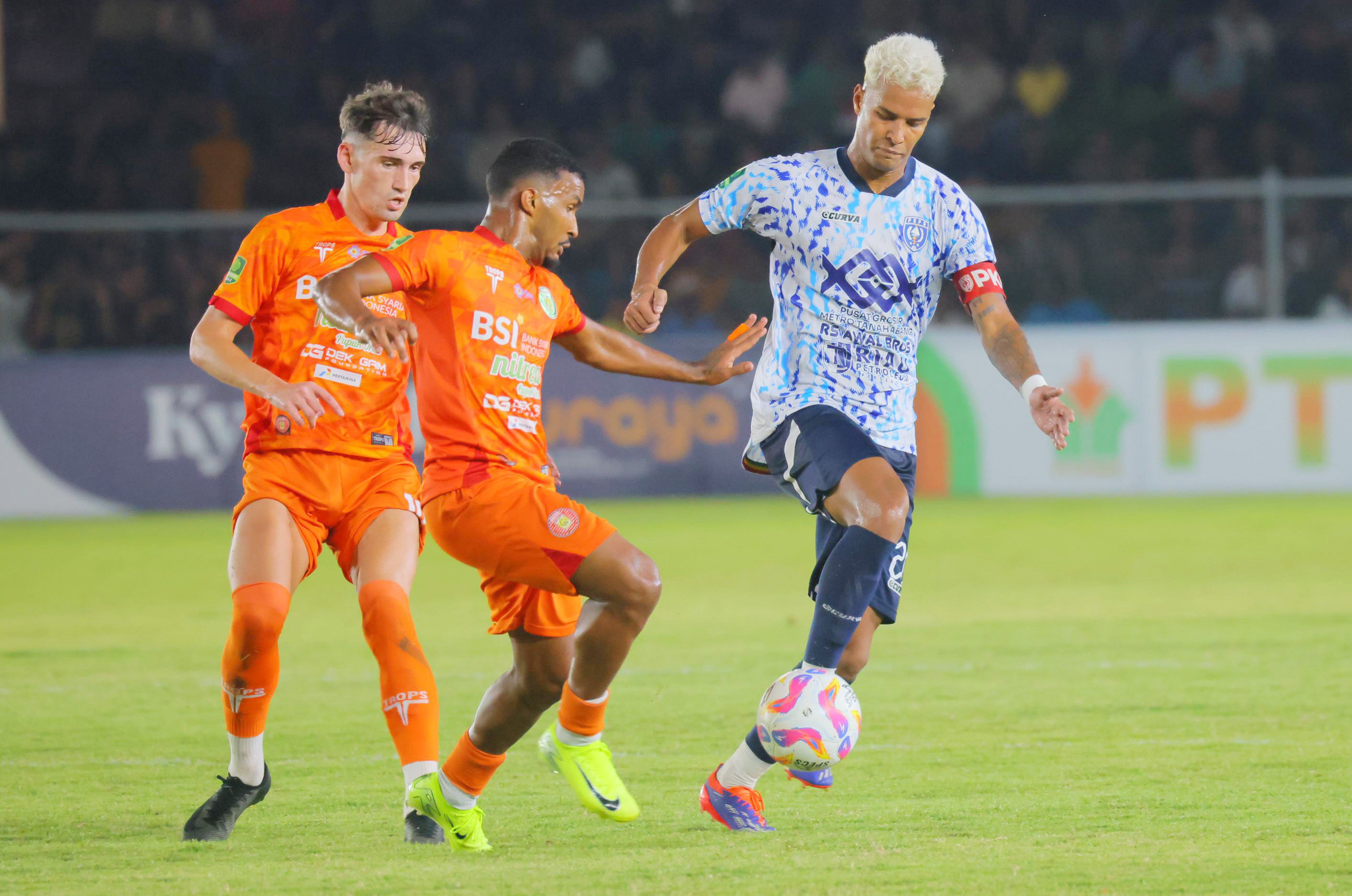 Kapten PSPS Pekanbaru Douglas Cruz (kanan) saat berebut bola dengan dua pemain Persiraja dalam pertandingan pertama babak 8 besar Liga 2 di Stadion H Dirmunthala, Banda Aceh, belum lama ini.