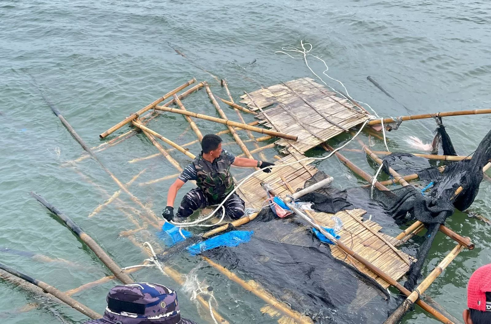 Pembongkaran pagar laut di Tangerang, Banten pada Jumat (24/1). Secara keseluruhan sudah 11,75 kilometer pagar laut yang dibongkar oleh TNI AL bersama instansi lainnya.