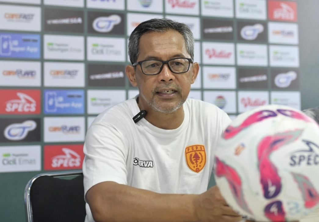 Pelatih PSPS Pekanbaru, Aji Santoso.