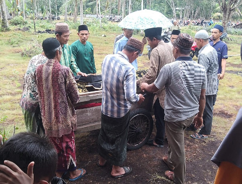 Almarhum Muhazin (83) ketika dibawa keluarga besar menggunakan gerobak, beberapa hari yang lalu.